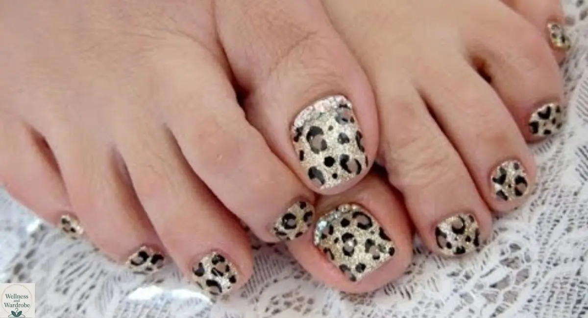 animal-print-and-abstract-art-pedicure-ideas Animal Print & Abstract Art Pedicure Ideas